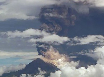 Papua New Guinea: Núi lửa Ulawun phun trào tạo cột khói bụi cao 15km