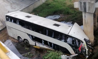 Mexico: Lật xe buýt trên đường cao tốc khiến 12 người thiệt mạng