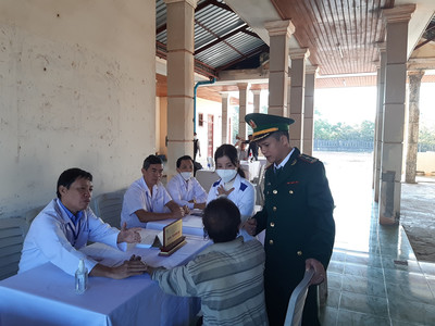 Hội Đông Y tỉnh Quảng Bình khám, phát thuốc 2 cụm dân cư biên giới Việt - Lào