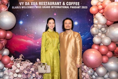 Phong cách Ton-Sur-Ton của cặp vợ chồng nổi tiếng đạo diễn Hoàng Nhật Nam và CEO Phạm Kim Dung