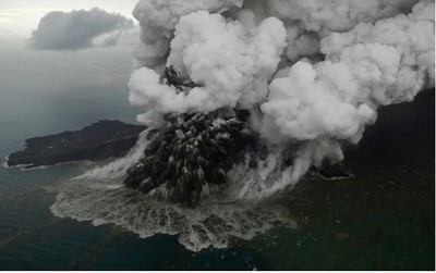 Indonesia: Núi lửa Anak Krakatau phun trào, cột tro bụi cao 1km