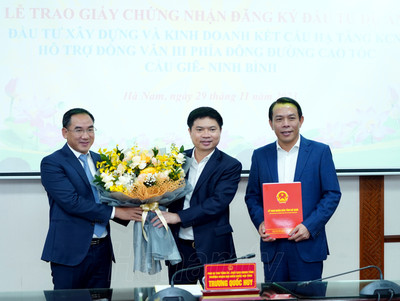 Hà Nam trao giấy chứng nhận đầu tư cho dự án khu công nghiệp hơn 2.300 tỷ đồng