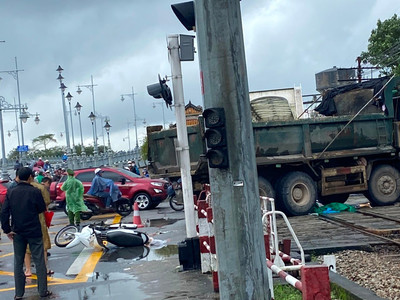 Thành phố Huế: Xe ben tông 2 vợ chồng thương vong tại gác chắn đường sắt