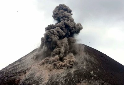Indonesia: Núi lửa Anak Krakatau phun tro bụi cao hơn 2.000m