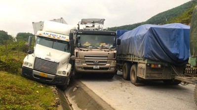 Quảng Bình: Tai nạn giao thông giữa 3 xe tải khiến quốc lộ 12A ùn tắc