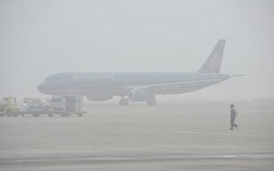 Nhiều chuyến bay cất, hạ cánh không đúng kế hoạch do sương mù dày đặc tại sân bay Nội Bài