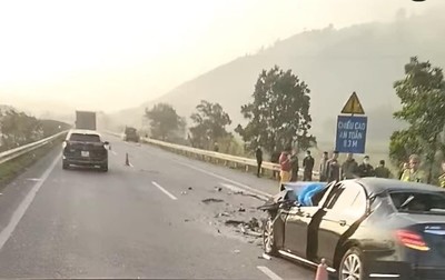 Tài xế xe Mercedes tử vong sau va chạm trên cao tốc Nội Bài - Lào Cai