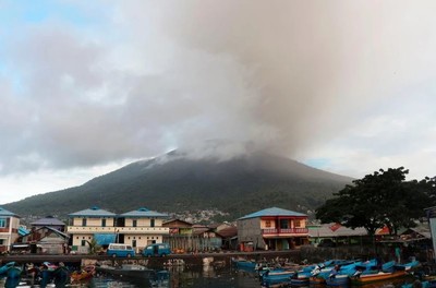Indonesia: Núi lửa Ibu phun trào 60 lần kể từ đầu năm