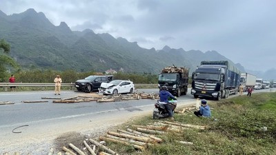 Lạng Sơn: 4 xe ô tô đâm nhau liên hoàn, gỗ rơi tràn quốc lộ 1A