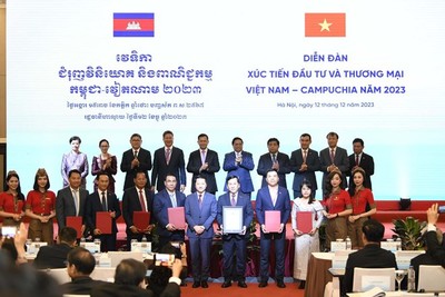 Thủ tướng Việt Nam và Campuchua dự Diễn đàn Xúc tiến đầu tư và thương mại