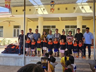 Đắk Nông: Tạp chí Môi trường và Đô thị tặng quà, áo ấm cho các em học sinh xã Đắk Ngo