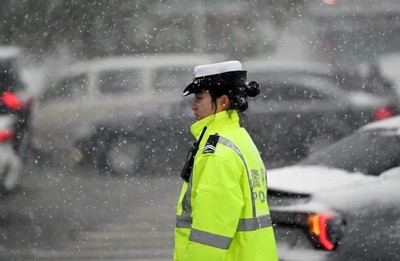 Trung Quốc ban bố cảnh báo vàng về bão tuyết