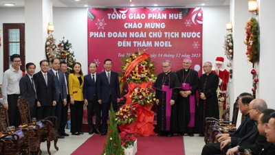Thừa Thiên Huế: Chủ tịch nước Võ Văn Thưởng chúc mừng giáng sinh Tổng Giáo phận Huế