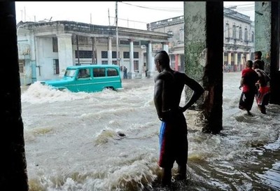 Mưa lớn kéo dài khiến thủ đô của Cuba ngập trong biển nước