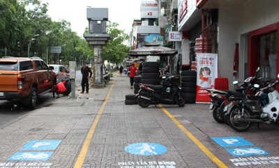 Tp. HCM: Kẻ vạch trên vỉa hè cho xe máy đỗ miễn phí
