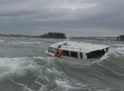 Tìm kiếm 2 thuyền viên mất tích do tàu bị sóng đánh chìm trên biển Thừa Thiên - Huế