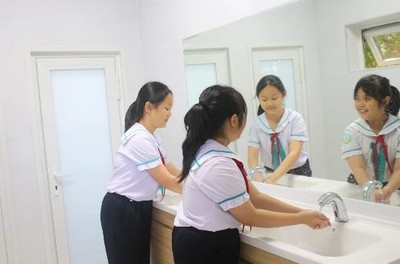 Bảo Lộc (Lâm Đồng): Bàn giao nhà vệ sinh cho Trường Tiểu học Nguyễn Trãi