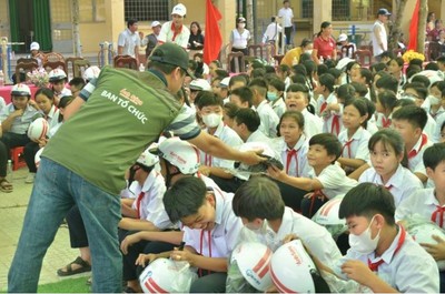Trao tặng 1.100 mũ bảo hiểm cho học sinh Tây Ninh