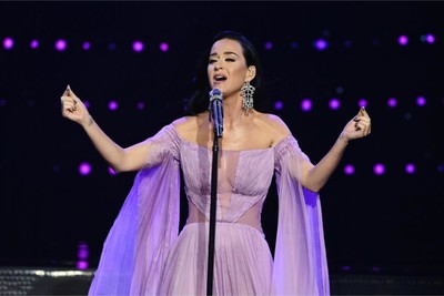 Katy Perry tiếp tục thể hiện đẳng cấp siêu sao quốc tế trong sáng tạo từ Công Trí