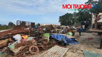Nhếch nhác các điểm thu gom phế liệu bên đường quốc lộ 1A đoạn Núi Thành, Quảng Nam