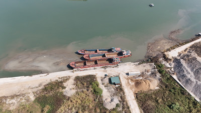 Quảng Ninh: Cần kiểm tra bến cảng, bãi vật liệu xâm hại môi trường vịnh Hạ Long