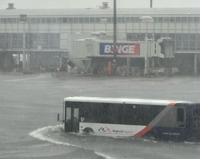 Bão đổ bộ Australia gây lũ quét, sân bay Sydney gián đoạn hoạt động