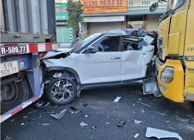 Bình Dương: Tai nạn liên hoàn, ô tô 5 chỗ bẹp dúm giữa hai xe đầu kéo