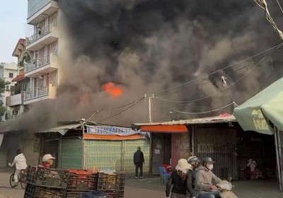 Cháy 6 ki ốt gần chợ nông sản ở Hà Nội, khói đen cuồn cuộn bốc cao