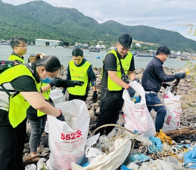 Khánh Hòa: 120 tình nguyện viên tham gia thu gom rác thải trên vịnh Nha Trang