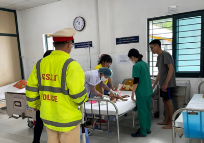 Đà Nẵng: CSGT dùng xe đặc chủng đưa cháu bé 1 tuổi bị co giật đi cấp cứu