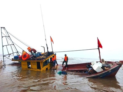 Ninh Bình: Cứu nạn thuyền viên tàu cá bị tai nạn chìm ngoài cửa biển