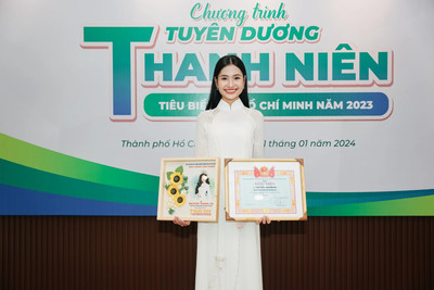 Hoa hậu Nguyễn Thanh Hà nhận quả ngọt đầu năm mới