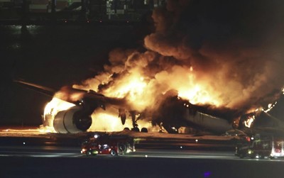 Nhật Bản: Máy bay chở gần 400 hành khách bốc cháy dữ dội