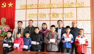 Bắc Giang: Tặng quà cho các em học sinh vượt khó ở Yên Thế