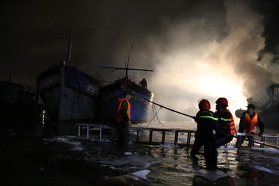 Đà Nẵng: 4 tàu cá đang neo đậu sát nhau bốc cháy dữ dội trong đêm