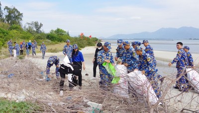 Khánh Hòa: Đoàn thanh niên và Lữ đoàn 101 cùng chung tay làm sạch biển