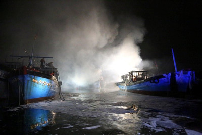 Đà Nẵng: Nỗ lực cứu chữa 3 tàu cá cháy dữ dội trong đêm, không thiệt hại về người