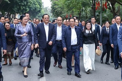 Thủ tướng Việt Nam - Lào cùng hai Phu nhân dạo hồ Hoàn Kiếm