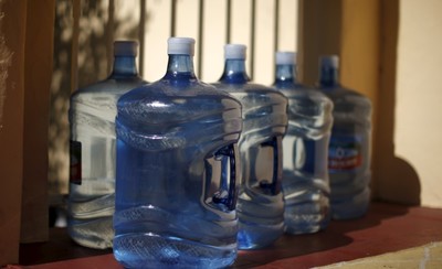 Nghiên cứu: Nước đóng chai chứa hàng trăm nghìn mảnh nhựa