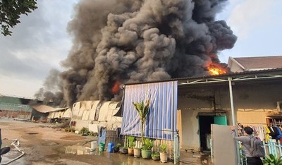 Bình Dương: Lửa cháy ngùn ngụt ở xưởng sản suất mút xốp, khói bốc cao