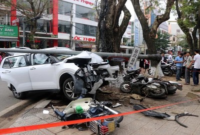 Thừa Thiên-Huế: Xe ôtô con mất lái gây tai nạn liên hoàn trên đường Nguyễn Huệ