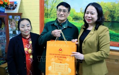 Phó Chủ tịch nước thăm, tặng quà gia đình chính sách, công nhân lao động tỉnh Thái Bình