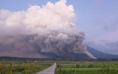Indonesia: Tạm thời đóng cửa một sân bay do núi lửa Semeru phun trào