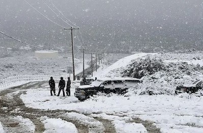 Tuyết lở ở Tân Cương, Trung Quốc dùng trực thăng giải cứu du khách bị mắc kẹt