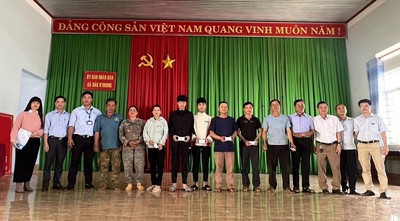 Đắk Nông: Tạp chí Môi trường và Đô thị Việt Nam tặng thẻ bảo hiểm cho hộ nghèo xã Đắk N’drung