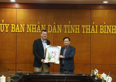Lãnh đạo tỉnh Thái Bình làm việc với Thương vụ Việt Nam tại Singapore