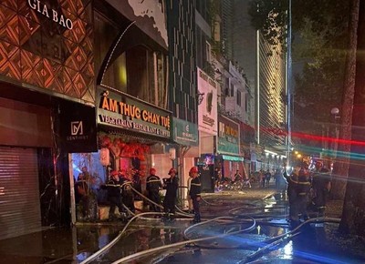 TP.HCM: Cháy nhà hàng ở trung tâm thành phố, cảnh sát giải cứu 23 người