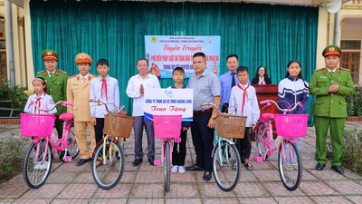 Hưng Nguyên: Tặng xe đạp cho học sinh và tổ chức chiến dịch tuyên truyền về an toàn giao thông, PCCC