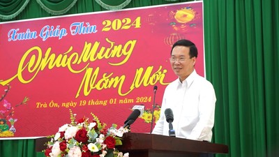 Chủ tịch nước Võ Văn Thưởng chúc Tết gia đình chính sách, hộ nghèo tỉnh Vĩnh Long