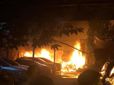 Hà Nội: Cháy lớn tại bãi gửi xe ô tô phường Khương Đình